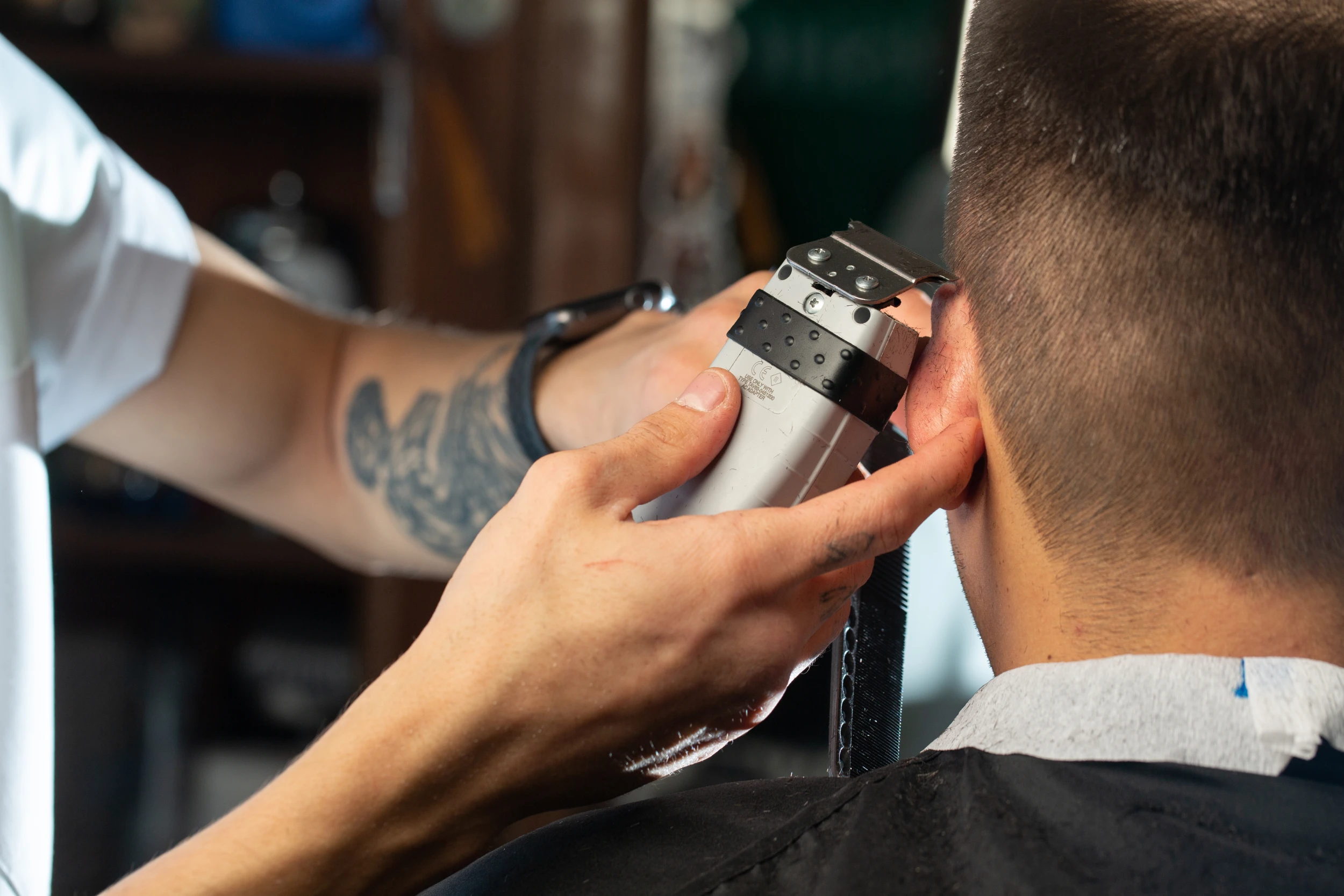 barber-while-working-procces-with-haircut